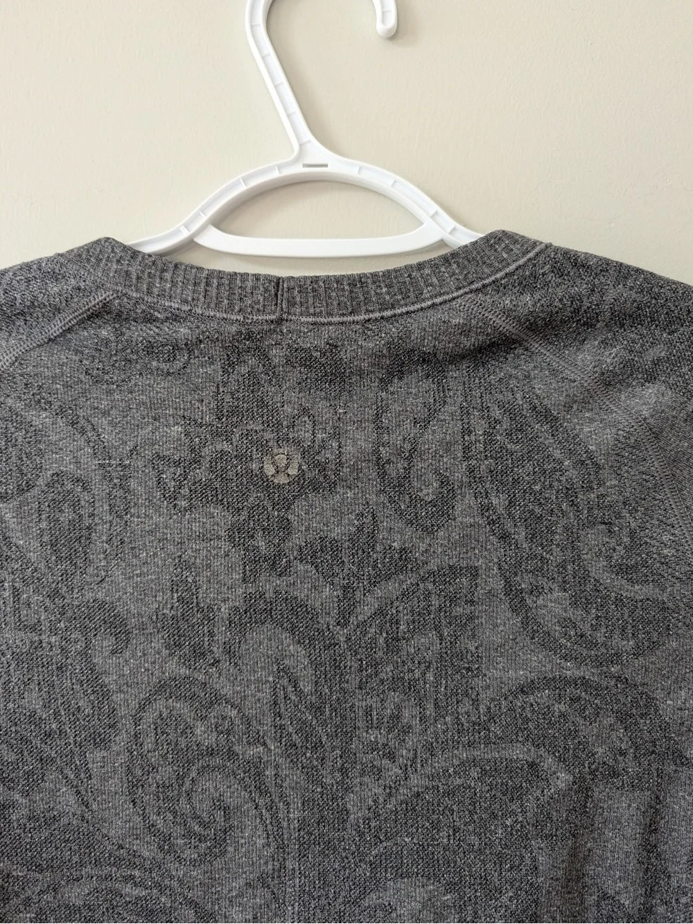 lululemon athletica Dark Gray Paisley Short Sleeve Crew